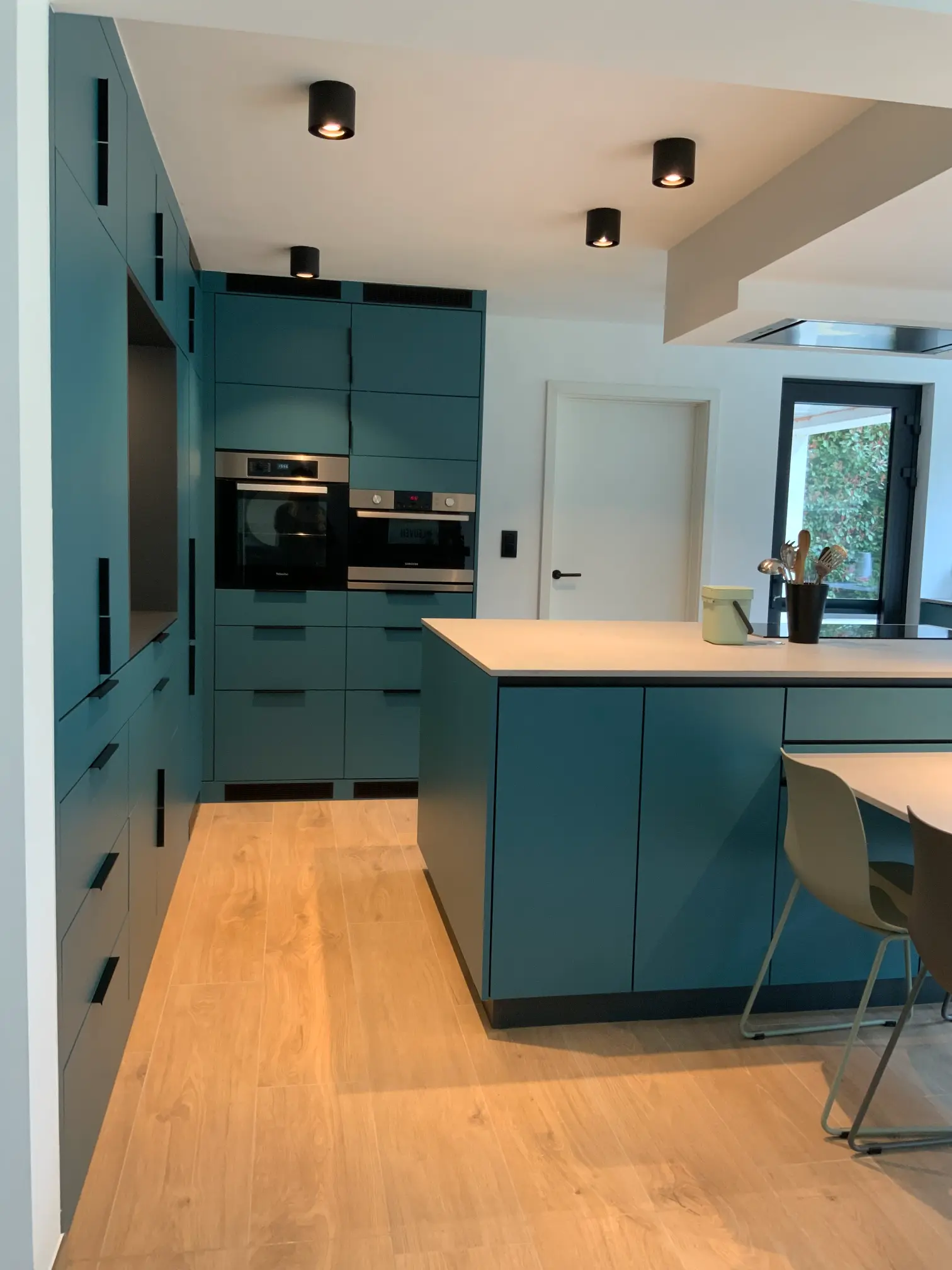 Keuken op maat in petroleumblauw 1